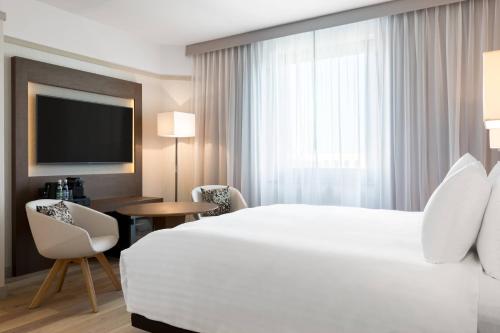 Standard Double Room image 3