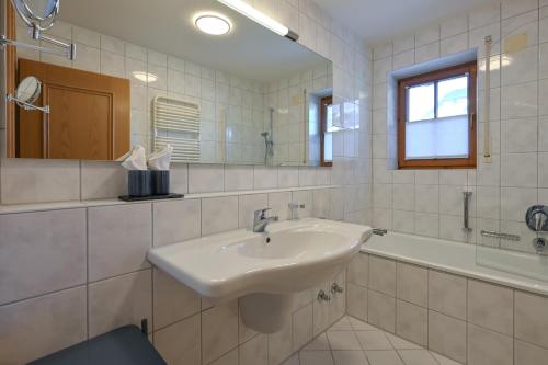 One-Bedroom Apartment 225 image 10