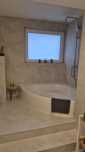 Appartement Apelern (A2) - 2 Zimmer, Badewanne, Terrasse, Netflix in 阿佩萊爾恩