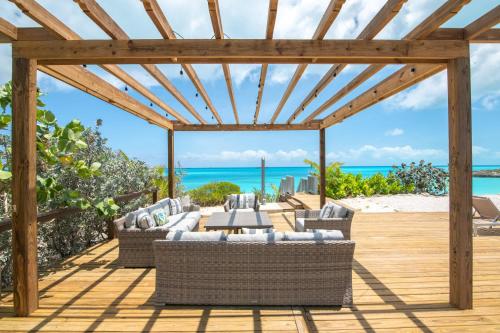 Luxury Beachfront Villa On The Sand With Pool in Hartswell