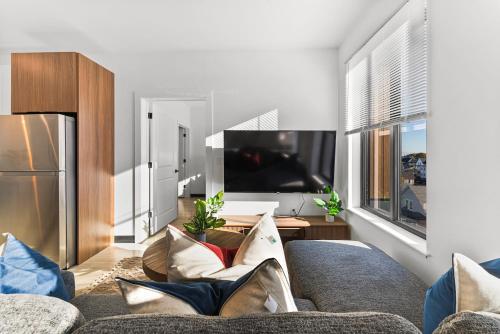 Furnished Luxury Apartment Close to Boston thumb 2