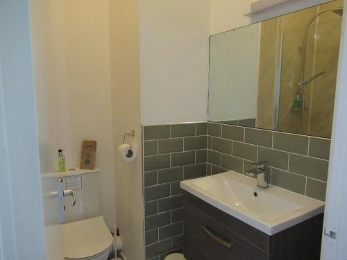 The London Inn - image 8