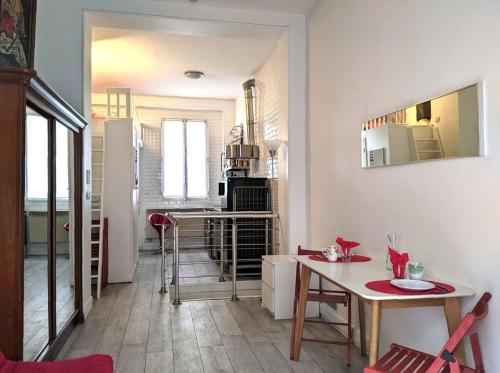 Duplex and private patio at Eiffel Tower, Париж