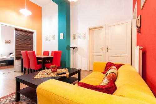 Vibrant 3 Bedroom Apartment In The Pulsing Heart Of Budapest, Budapešť