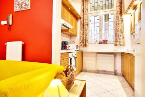 Vibrant 3 Bedroom Apartment In The Pulsing Heart Of Budapest - image 2