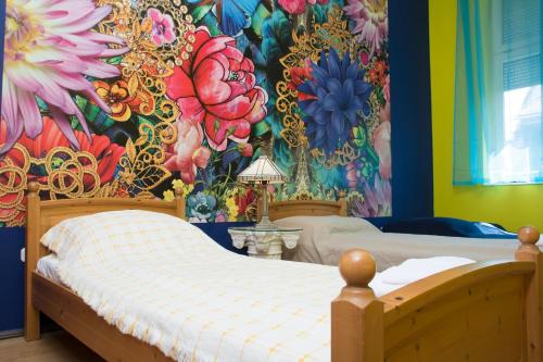 Vibrant 3 Bedroom Apartment In The Pulsing Heart Of Budapest - image 3