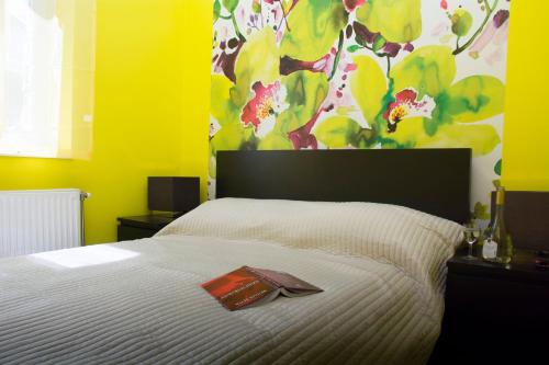 Vibrant 3 Bedroom Apartment In The Pulsing Heart Of Budapest - image 9