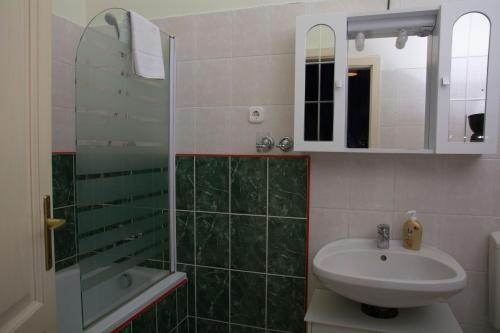 Vibrant 3 Bedroom Apartment In The Pulsing Heart Of Budapest - image 4