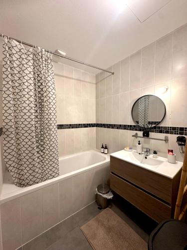 淋浴, Charming and Cosy Place 2 rooms 3 beds in 泰昂维