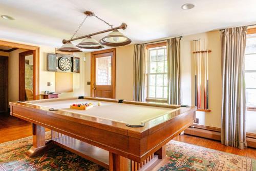 Spectacular Candlewood Lake front house in New Milford, USA