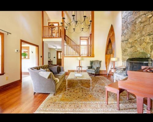 Spectacular Candlewood Lake front house in New Milford, USA