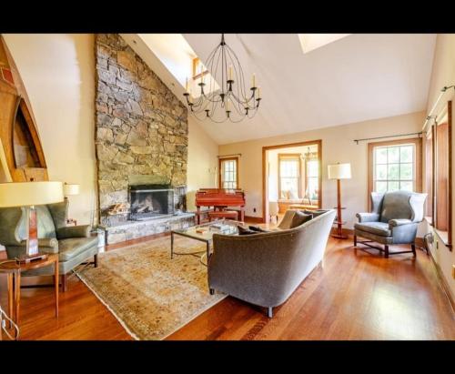 Spectacular Candlewood Lake front house in New Milford, USA