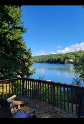 Spectacular Candlewood Lake front house in New Milford, USA