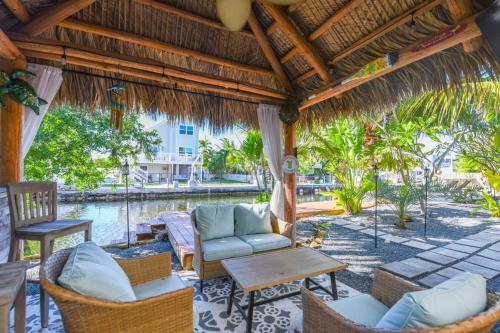 Loggerhead Lagoon - Modern Waterfront Home in Pirates Cove, USA