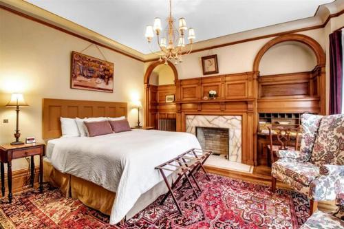 Deluxe King Suite