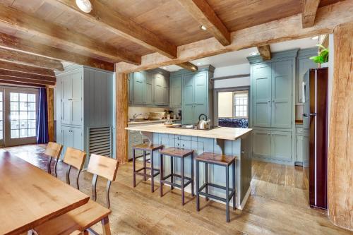 Timeless Winesburg Farmhouse with Deck in Dundee, USA