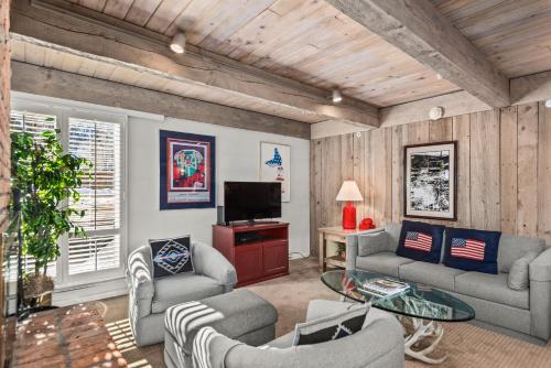 Chateau Eau Claire Unit 1 - image 10