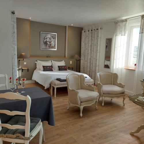 La Ferme du BoisDieu in อวาลง