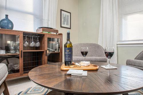 Tahanan - Cozy 4BD Near Downtown & UND - Gameroom