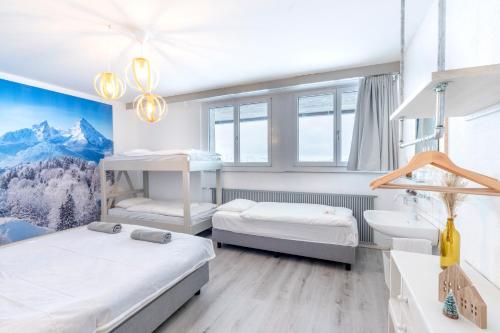 1 queen bed, 1 twin bed, 1 bunk bed