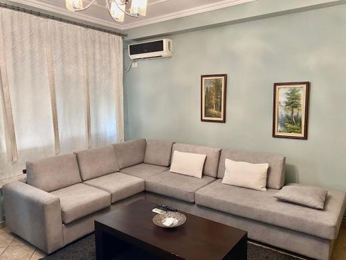 Cozy & Spacious Apt - City Centre Wilson Square, Tirana