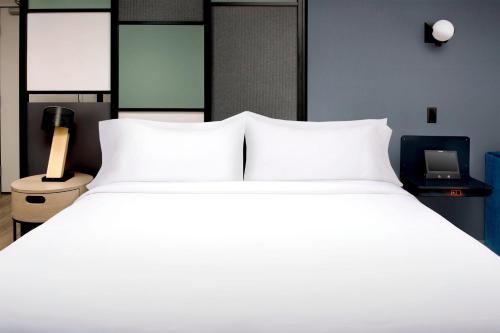 1 king bed, 1 sofa bed