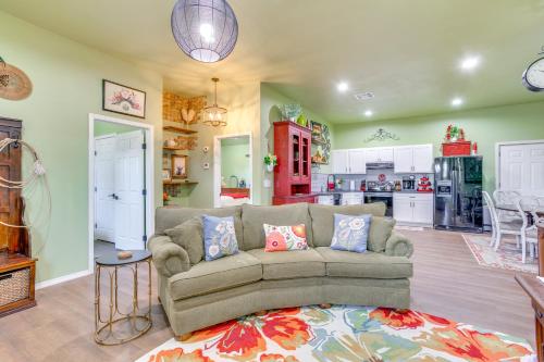 . 4 Mi to Lazy E Arena: Horse Lover's Haven w/ Grill