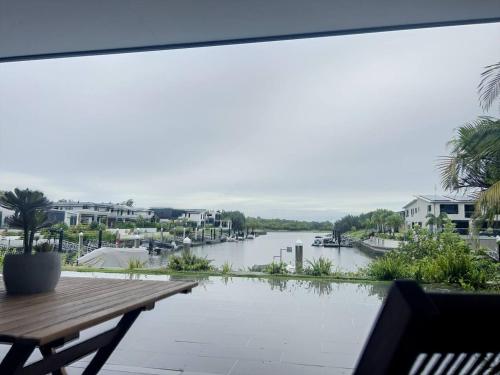 Scenic 5 Bed Riverview Classic and Relaxing Escape in Coomera