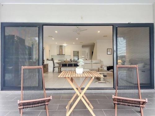 Scenic 5 Bed Riverview Classic and Relaxing Escape in Coomera