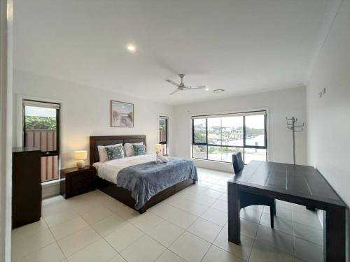 Scenic 5 Bed Riverview Classic and Relaxing Escape in Coomera