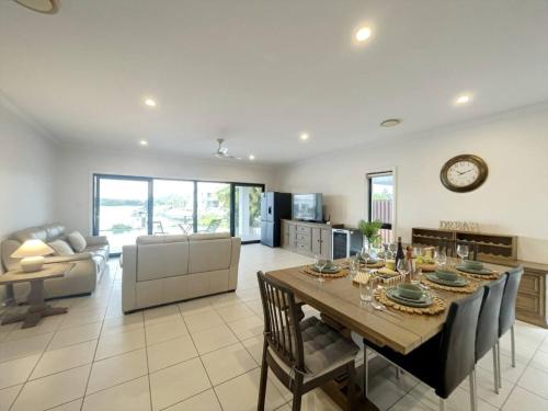 Scenic 5 Bed Riverview Classic and Relaxing Escape in Coomera