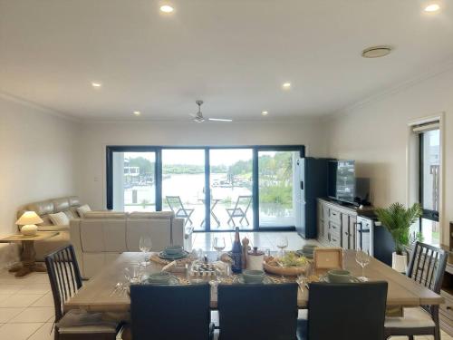 Scenic 5 Bed Riverview Classic and Relaxing Escape in Coomera