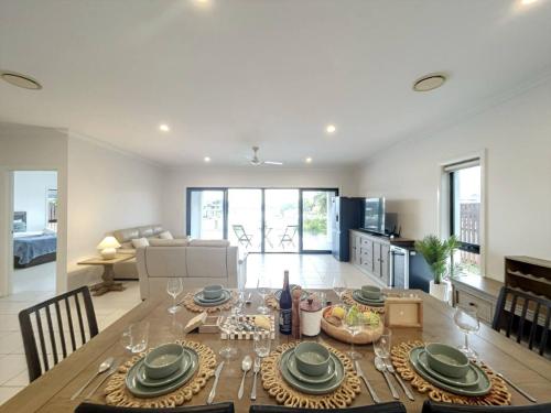 Scenic 5 Bed Riverview Classic and Relaxing Escape in Coomera