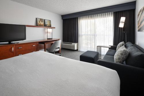 King Room with Sofa Bed - Hearing Accessible