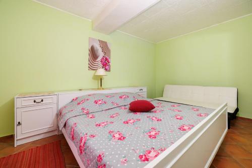 One-Bedroom Apartment image 10
