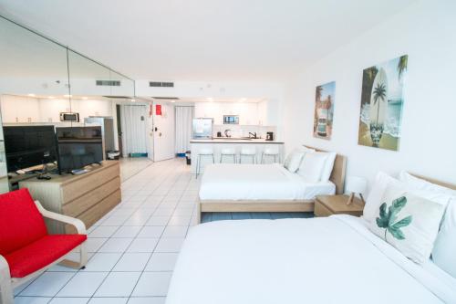 Castle 1133 Ocean view studio, Pool and Beach Access, FREE Parking, Tennis and more! in Miami Beach, USA