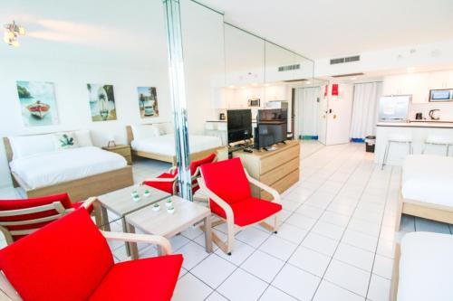 Castle 1133 Ocean view studio, Pool and Beach Access, FREE Parking, Tennis and more! in Miami Beach, USA