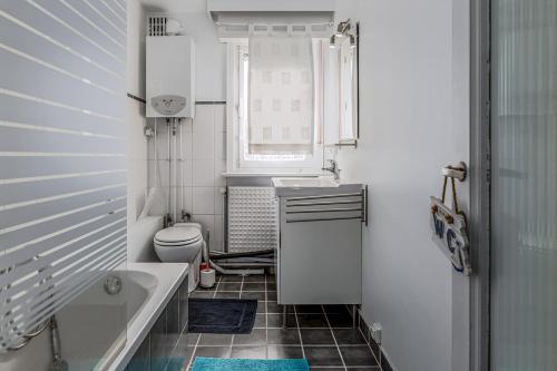 Four-Bedroom Holiday Home image 7