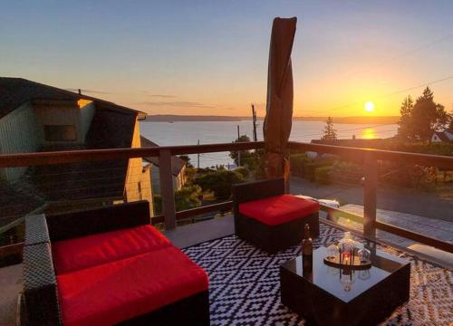Spacious Home with Amazing Views - 2 mins to beach