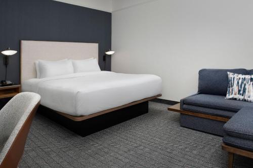 King Room with Sofa Bed image 2
