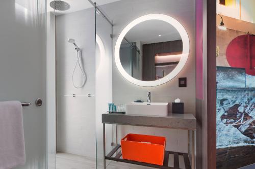 room detail thumbnail 2