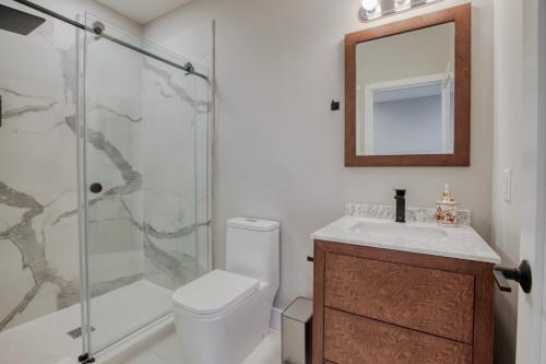 King Suite with Balcony image 4