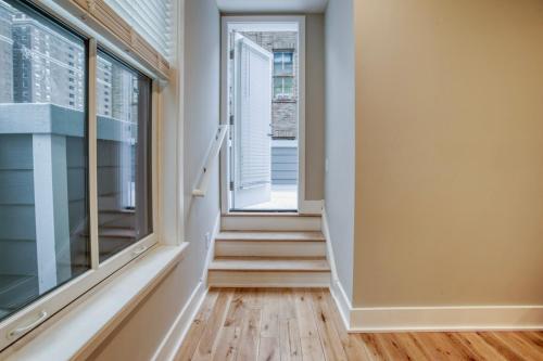 King Suite with Balcony image 5