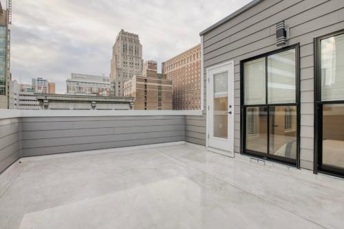 Suite with Balcony image 3