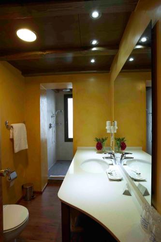 Hotel Calitxo Hotel Calitxo is conveniently located in the popular Mollo area. The hotel offers a wide range of amenities and perks to ensure you have a great time. 24-hour front desk, facilities for disabled guest