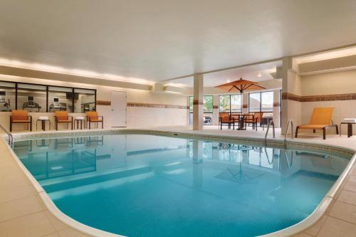 Courtyard by Marriott Champaign - image 14