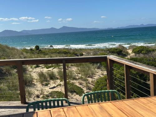 . IdleWild - Secluded Absolute Beachfront Escape