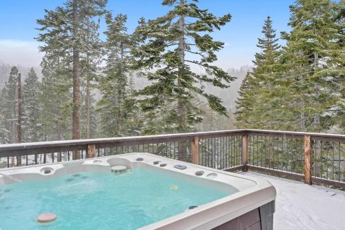 Spacious Tahoma Retreat with Hot Tub and Game Room in Meeks Bay (CA)