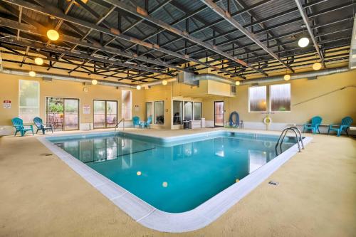 Lincoln Condo with Patio and Pool Access -Walk to Beach - image 6