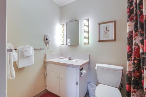 Lincoln Condo with Patio and Pool Access -Walk to Beach - image 11
